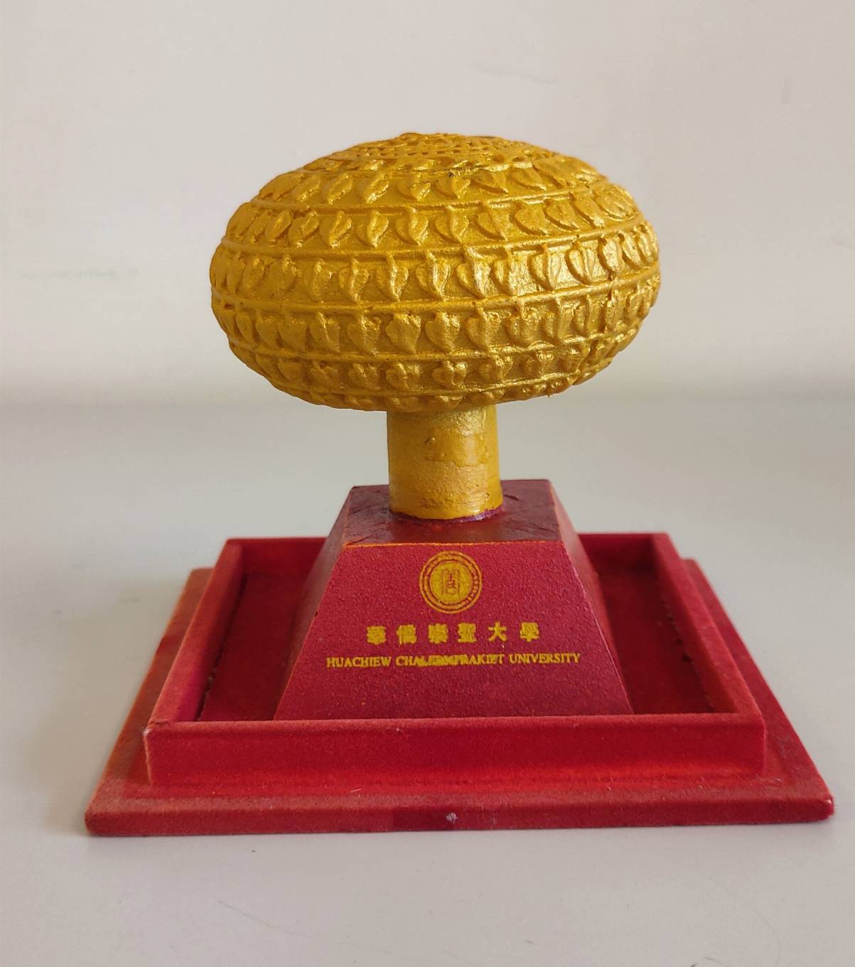 2000年5月5日泰國華僑崇聖大學致贈金菩提樹雕塑模型的圖檔，第1張，共2張