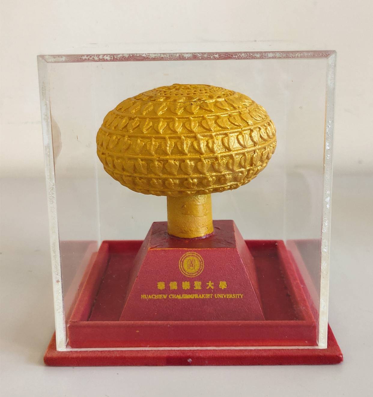 2000年5月5日泰國華僑崇聖大學致贈金菩提樹雕塑模型的圖檔，第2張，共2張