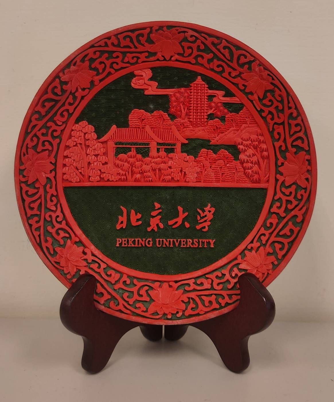 2005年12月16日北京大學(Peking University, PKU)致贈校景漆雕紀念漆盤的圖檔，第1張，共2張