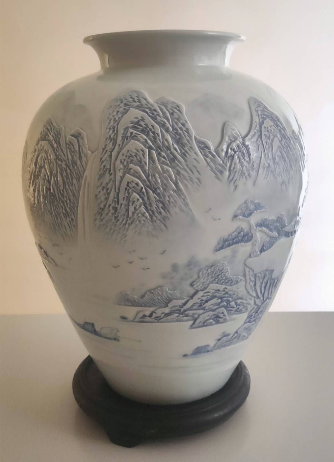 2000年5月19日韓國慶南大學理事長趙根沃蒞臨中國文化大學訪問並致贈瓷瓶作為紀念的圖檔，第2張，共2張