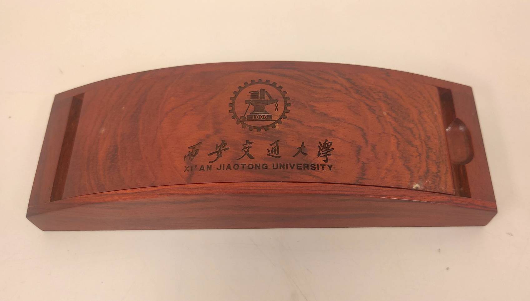2010年3月12日西安交通大學(Xi'an Jiaotong University, XJTU)致贈鋼筆及裁拆信封刀的圖檔，第2張，共4張