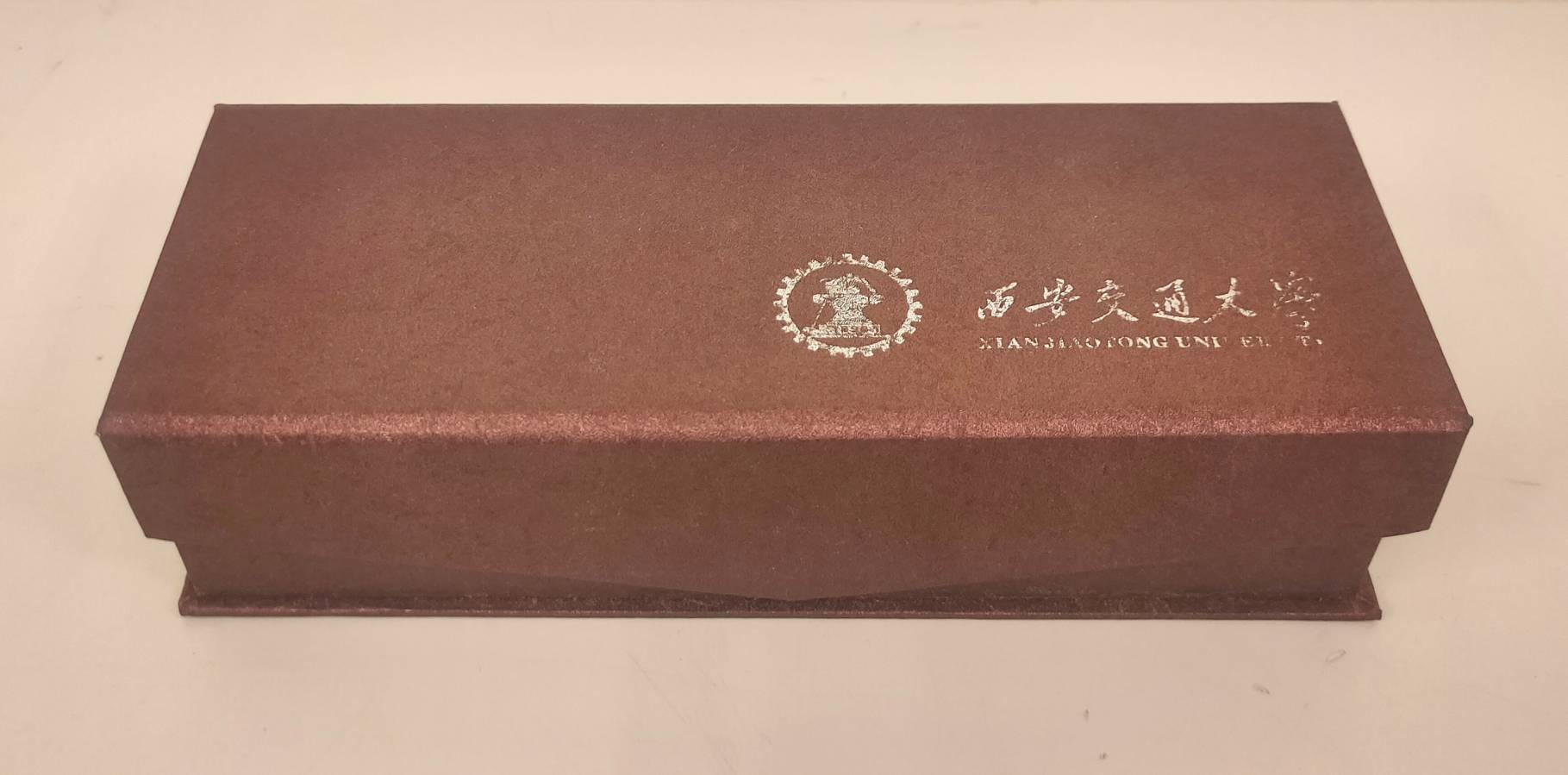 2010年3月12日西安交通大學(Xi'an Jiaotong University, XJTU)致贈鋼筆及裁拆信封刀的圖檔，第4張，共4張