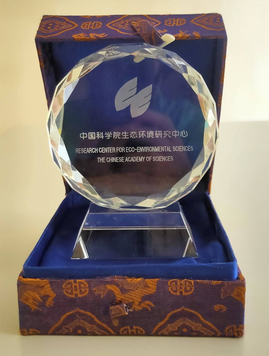 中國科學院生態環境研究中心致贈水晶紙鎮的圖檔，第2張，共2張