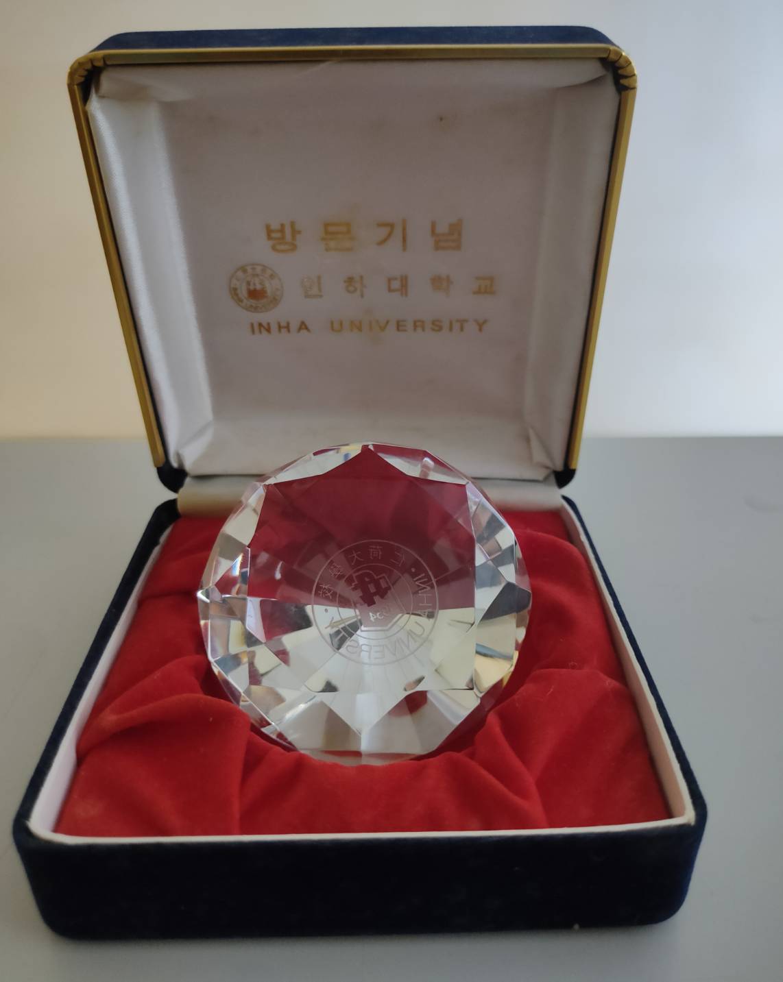 1999年12月16日韓國仁荷大學致贈錐形水晶內雕校徽紙鎮的圖檔，第1張，共2張