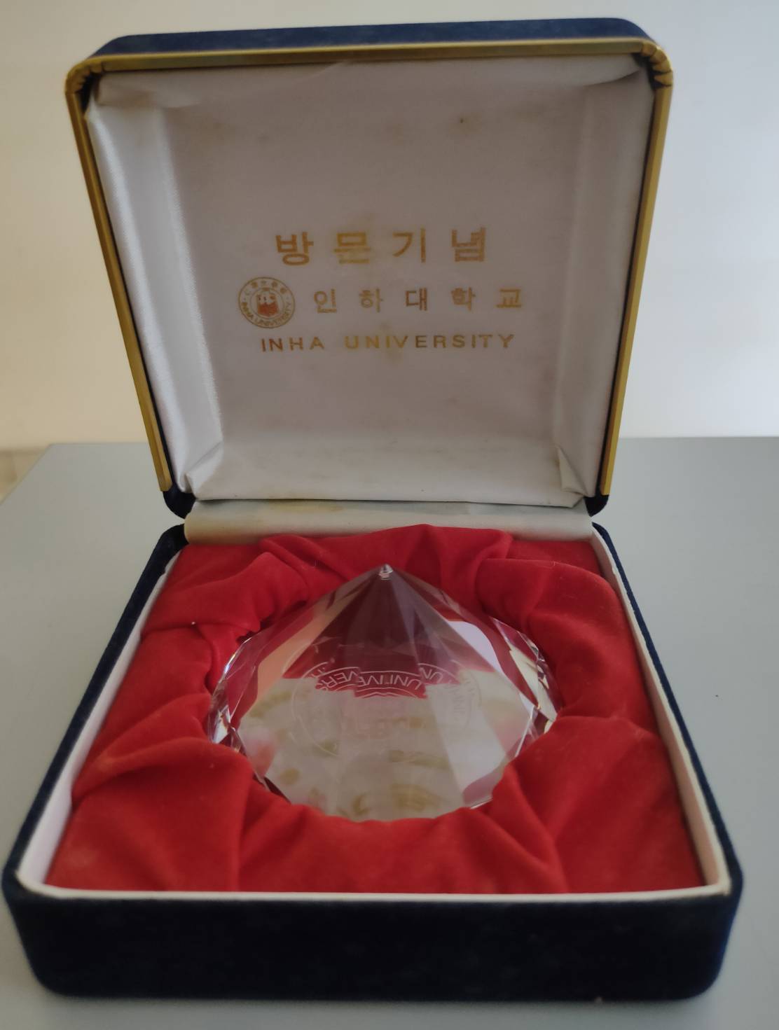 1999年12月16日韓國仁荷大學致贈錐形水晶內雕校徽紙鎮的圖檔，第2張，共2張