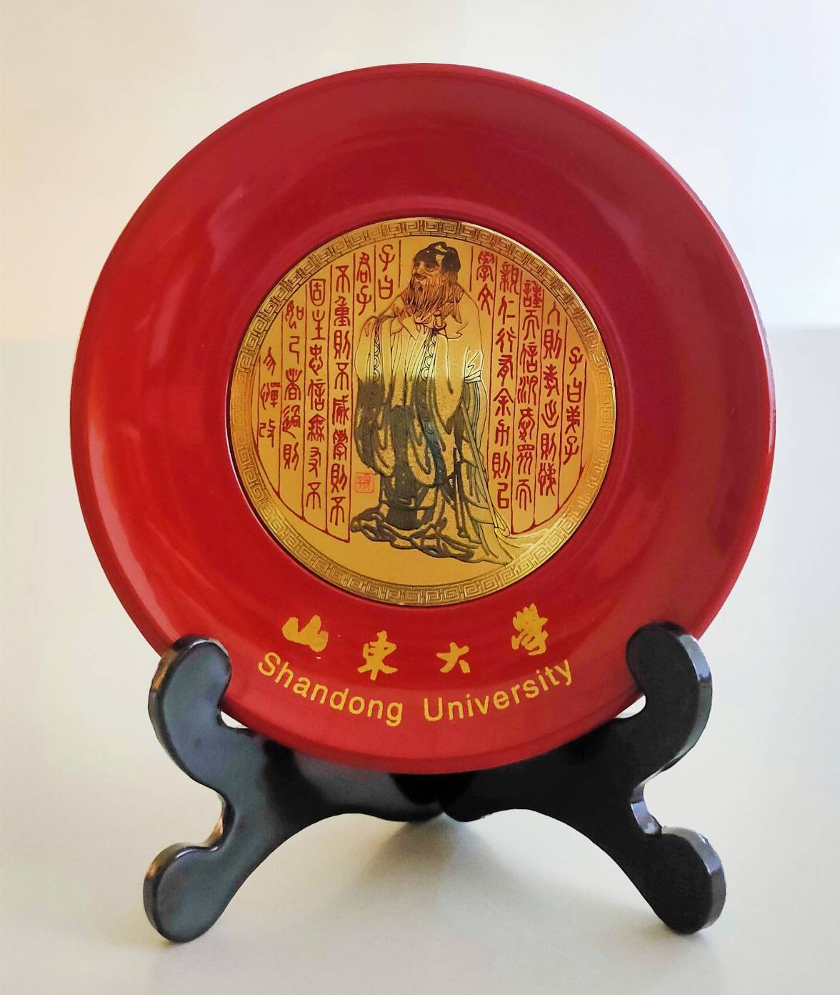 山東大學(Shandong University, SDU)致贈鍍金孔子像漆器圓盤的圖檔，第1張，共1張