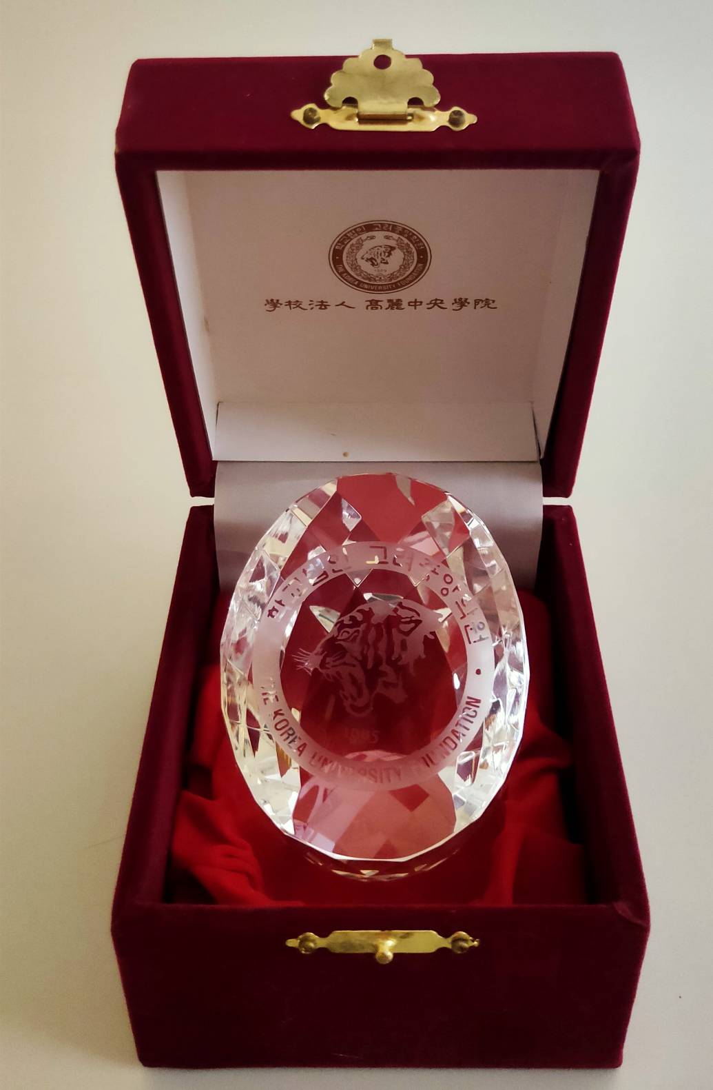 學校法人高麗中央學院（The Korea University Foundation ）校徽水晶紙鎮的圖檔，第2張，共2張