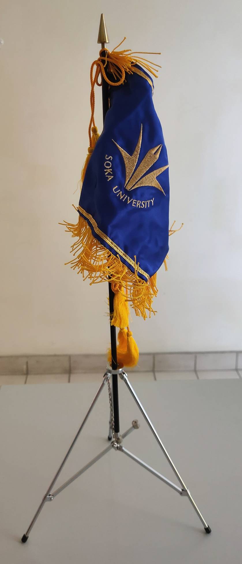 2010年5月4日日本創價大學(Soka University)致贈校徽錦旗的圖檔，第1張，共3張
