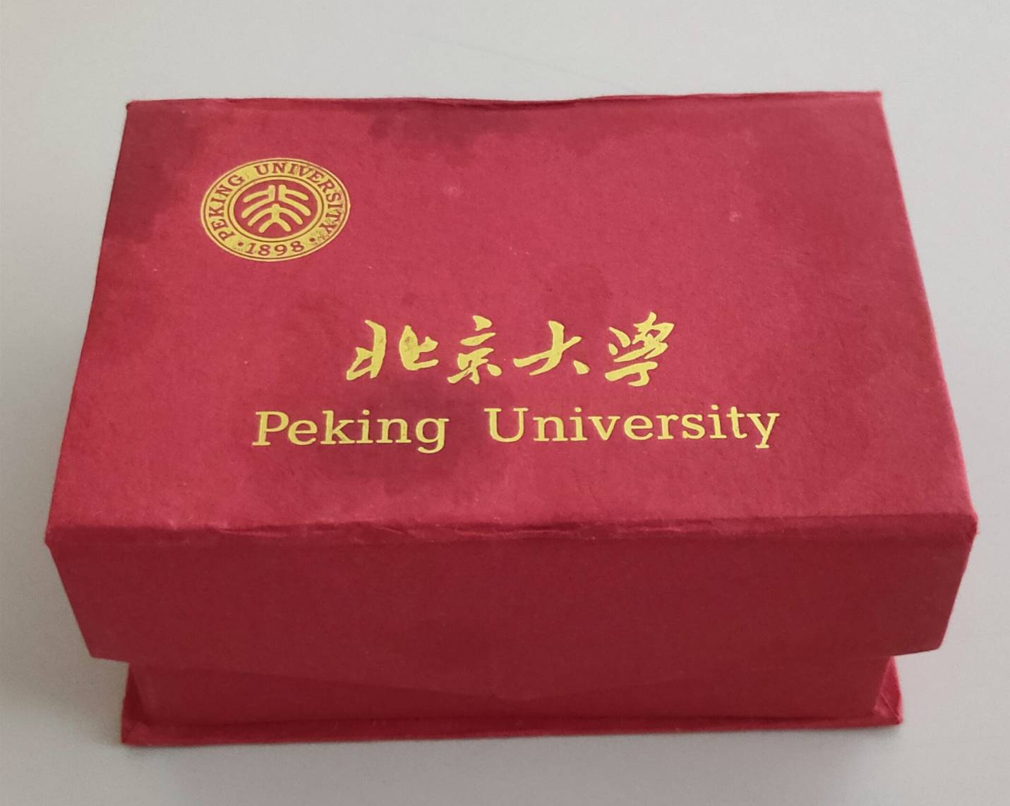 2005年12月16日北京大學(Peking University, PKU)致贈漆雕紀念盒的圖檔，第3張，共3張
