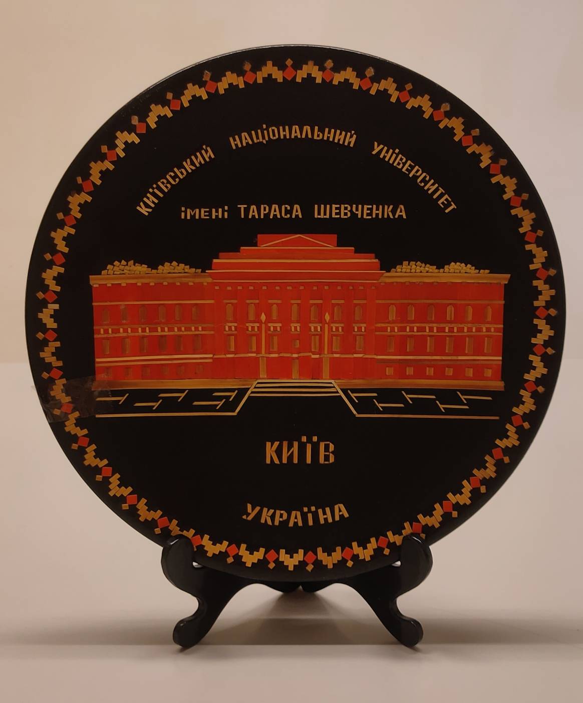 2000年5月23日烏克蘭基輔大學(Київський національний університет імені Тараса Шевченка)致贈木製拚貼校景紀念盤的圖檔，第1張，共1張