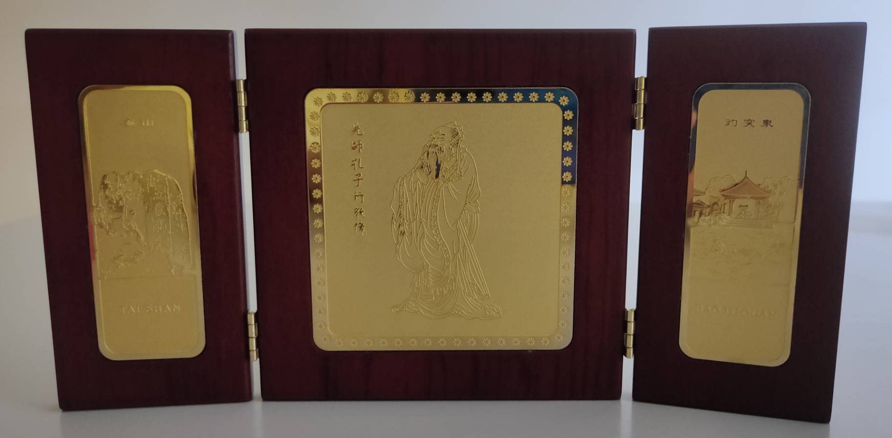 山東青年政治學院(Shandong Youth University Of Political Science)致贈泰山、孔子像、趵突泉鍍金木製屏風的圖檔，第1張，共5張