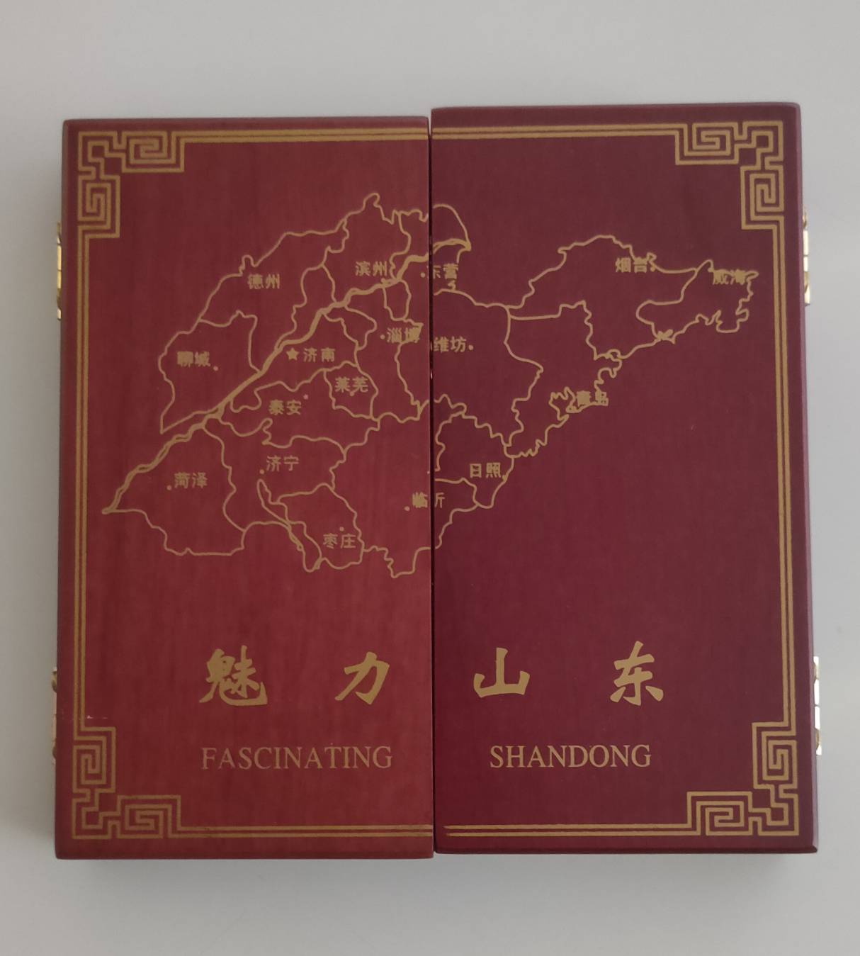 山東青年政治學院(Shandong Youth University Of Political Science)致贈泰山、孔子像、趵突泉鍍金木製屏風的圖檔，第2張，共5張