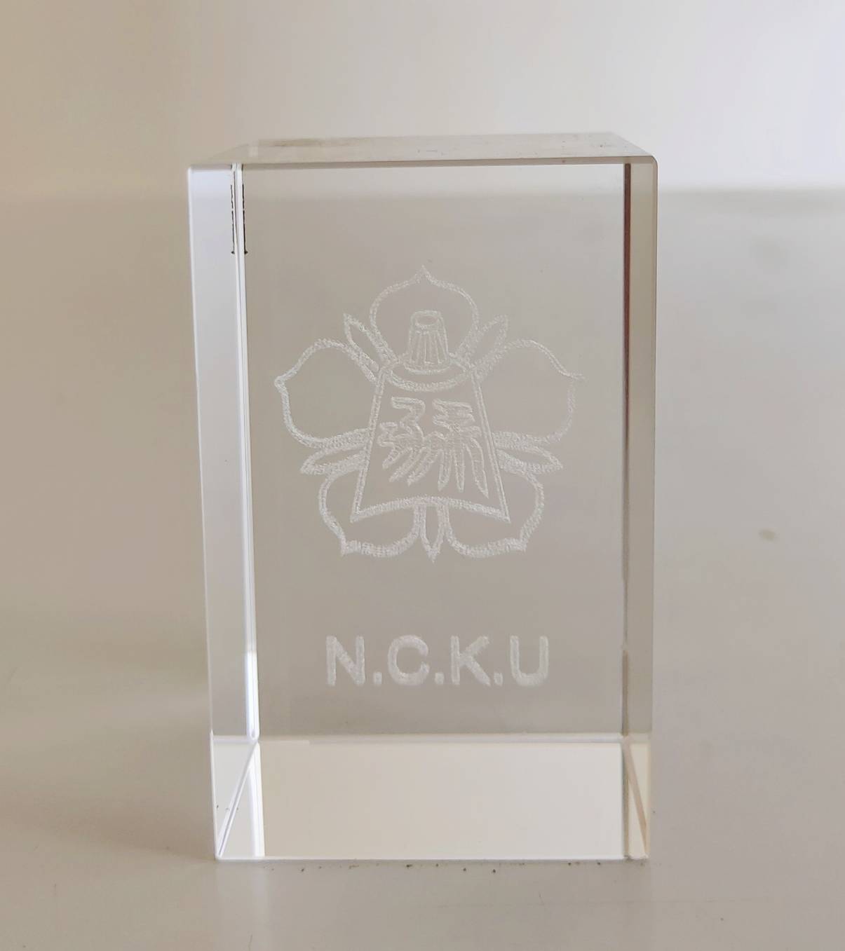 國立成功大學水晶內雕校徽紙鎮的圖檔，第1張，共1張