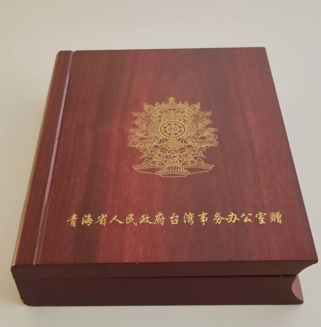 2012年11月6日青海省人民政府台灣事務辦公室致贈「來自塔爾寺的祝福」「高原之寶-藏羚羊」金泊圖的圖檔，第4張，共4張