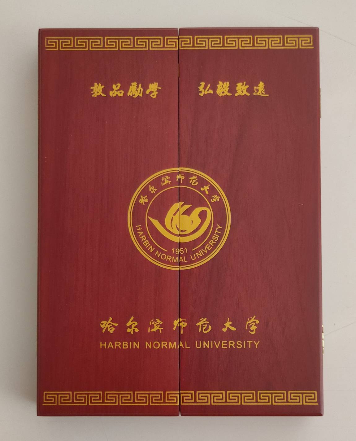 2004年11月12日哈爾濱師範大學(Harbin Normal University)致贈木製渡金校景校徽屏風擺件的圖檔，第1張，共3張