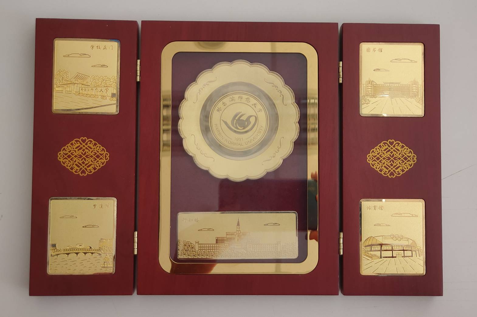 2004年11月12日哈爾濱師範大學(Harbin Normal University)致贈木製渡金校景校徽屏風擺件的圖檔，第2張，共3張