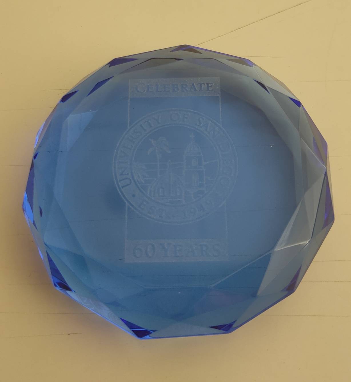 聖地牙哥大學（University of San Diego, USD）創校60周年紀念水晶紙鎮的圖檔，第1張，共2張
