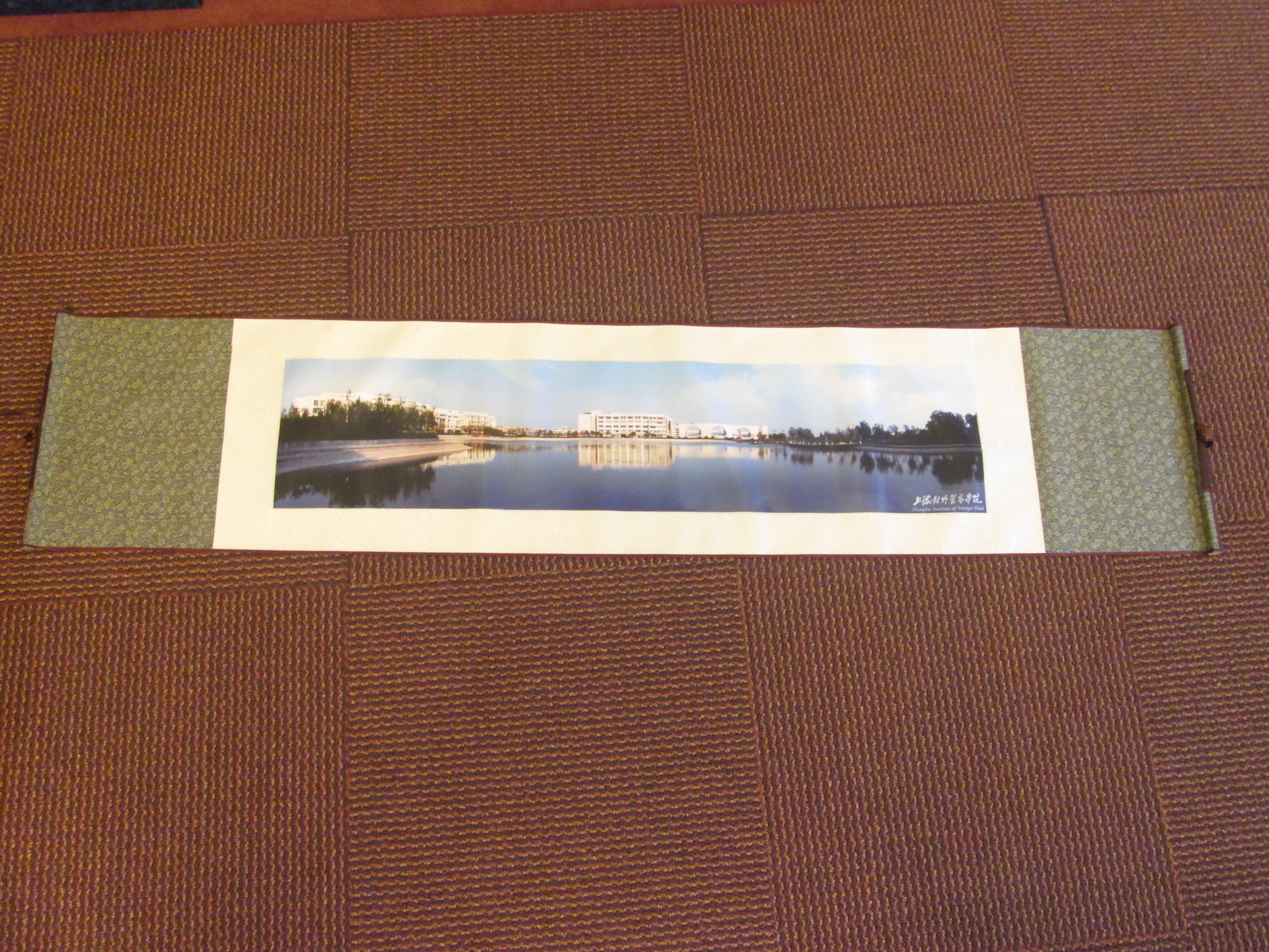2010年12月7日上海對外貿易學院致贈中國文化大學布面卷軸校景紀念品的圖檔，第1張，共3張