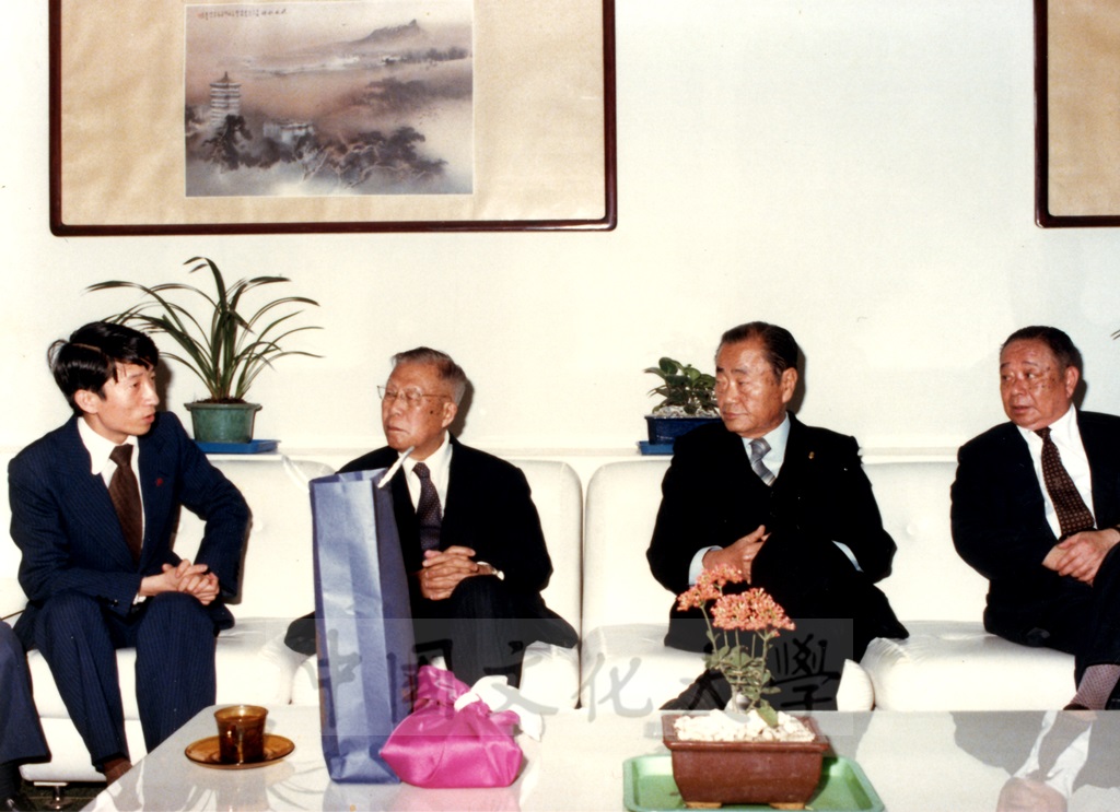 創辦人張其昀在敬業堂接見韓國李瑄根博士並以午宴款待的圖檔，第1張，共1張