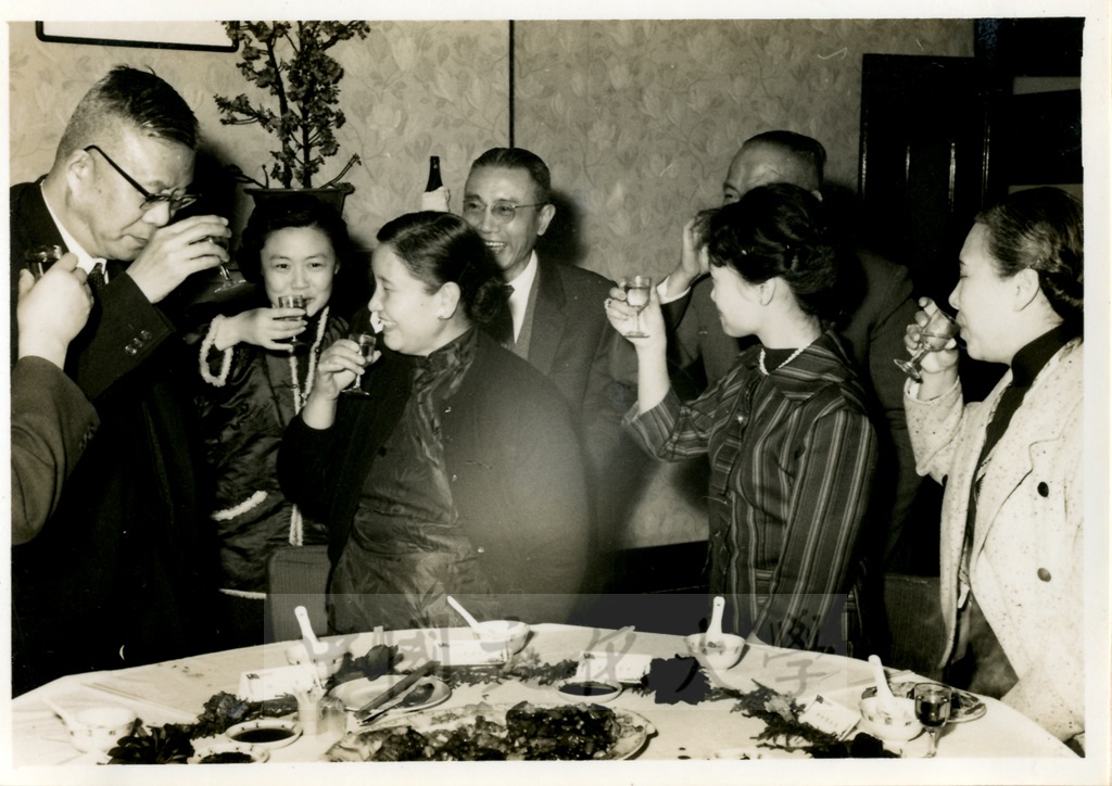 張其昀主任在國防研究院宴請音樂家鄧昌國、藤田梓夫婦等。的圖檔，第1張，共1張