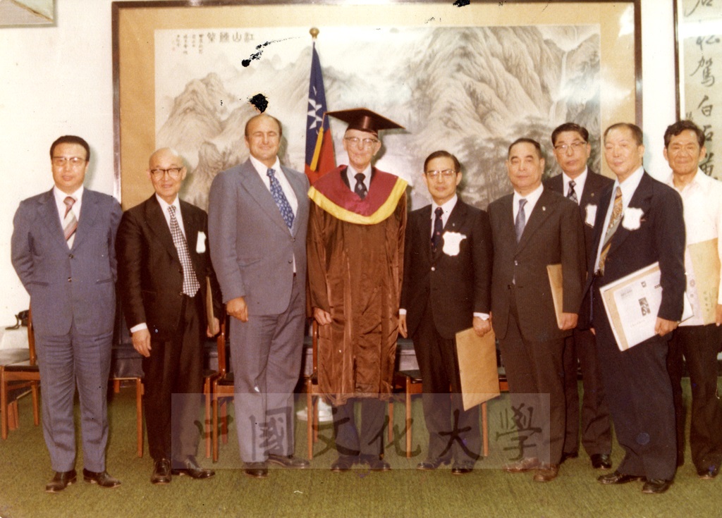 周以德於頒授中華學術院名譽哲士後與貴賓合影的圖檔，第1張，共1張