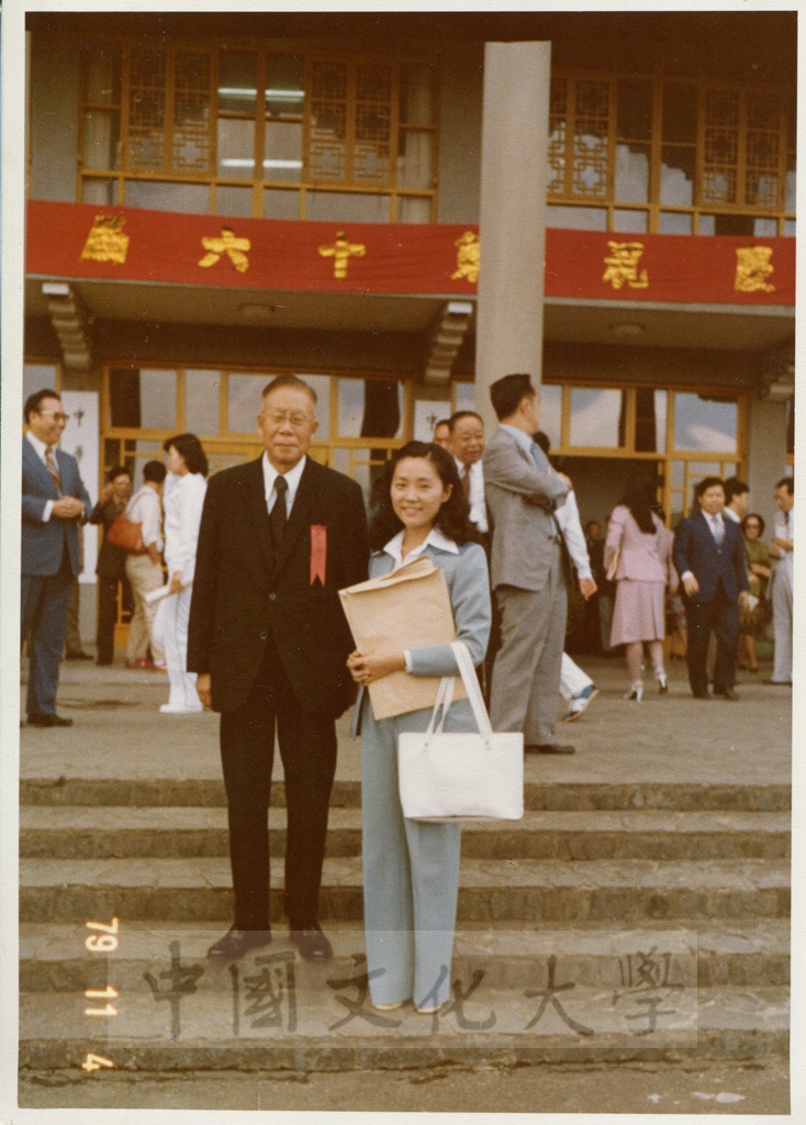 創辦人與魏偉琦合影的圖檔，第1張，共1張