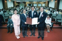 1998年5月1日東京富士美術館創辦人池田大作先生最高榮譽獎暨常務理事高倉達夫先生及日本創價大學校長小室金之助先生榮譽獎頒贈典禮的圖片