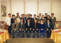 2002年1月17日董事長張鏡湖參加周震歐教授榮退餐會的圖片