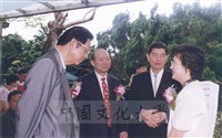 2002年5月2日董事長張鏡湖出席文大師生作壁畫為陽明山社區造景觀「藝術巧拼妝草山鄰里關懷活動」的圖片