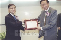 2000年10月1日本校頒贈感謝狀給日本東京富士美術館創辧人池田大作、最高榮譽獎給東京富士美術館主席參事池田博正的圖片