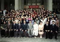 2000年12月3日「西洋名畫展」圓滿落幕，全體工作人員於國父紀念館合影留念的圖片