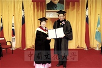 2001年3月1日本校建校39週年校慶大會暨韓國GCS木蓮分會會長吳貞明女史名譽文學博士學位頒贈典禮的圖片