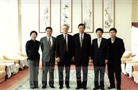 2001年3月20日普林斯頓大學教授林培瑞教授(天安門密件作者)蒞臨本校參訪並拜會董事長張鏡湖的圖片