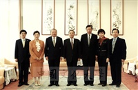 2001年3月20日前國防部長、總統府資政蔣仲苓與前退輔會主委周世斌蒞臨本校參訪並拜會董事長張鏡湖的圖片