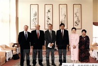 2001年4月26日美國姐妹校東華盛頓大學校長Dr. Jordan蒞臨本校參訪並拜會董事長張鏡湖的圖片