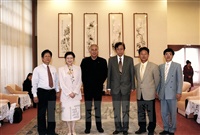 2001年5月1日美國德州聖道大學(University of the incarnate word)校長Dr. Louis J. Agnese蒞臨本校參訪並拜會董事長張鏡湖的圖片