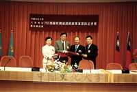2001年5月17日本校與大眾電信、新亞洲達康PHS無線校園通訊推廣專案簽約記者會的圖片