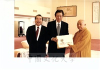 2001年6月7日「世界佛教僧伽會」榮譽會長釋悟明長老蒞校由政治系教授郭俊次陪同拜會董事長張鏡湖的圖片
