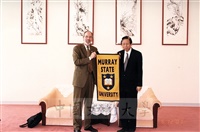 2001年6月12日美國姐妹校莫瑞州立大學（Murray State University）副校長Dr. Don Robertson蒞臨本校參訪並拜會董事長張鏡湖的圖片
