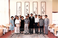 2001年6月18日陽明山菁山里里長蒞臨本校參訪並由總務長唐彥博、人事室主任吳惠純陪同拜會董事長張鏡湖的圖片