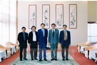 2001年10月18日獨家報導周刊創辦人沈野蒞臨本校參訪並拜會董事長張鏡湖的圖片