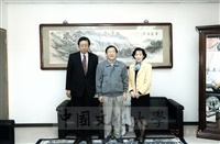 2000年3月16日上海復旦大學史地研究所所長葛劍雄、中央圖書館漢學中心主任(華岡藝校家長會長)張璉蒞臨本校參訪並拜會董事長張鏡湖的圖片