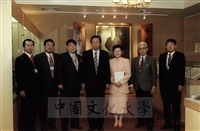 2000年3月20日參加「第一屆日本研究・台日關係・日語教育國際學術研討會」外賓蒞臨本校拜會董事長張鏡湖、校長林彩梅的圖片