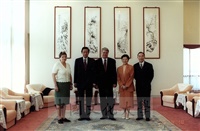2000月4月18日烏克蘭歐洲財經資訊大學校長伊凡・齊瑪什科(Ivan Timoshenko)及國際預備教育中心主任馬克西茉娃・塔奇雅娜・伊凡諾娃(Tetyana Makcymova)蒞臨本校參訪的圖片