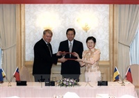 2000年4月21日舉行本校與烏克蘭歐洲財經資訊大學(European University of Finance, Information Systems, Management and Business)締結姐妹校簽約儀式的圖片