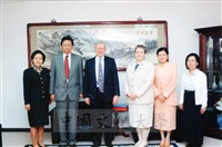 1999年4月16日美國在台協會處長張戴佑(Darryl Norman Johnson)蒞臨本校參訪並拜會董事長張鏡湖、校長林彩梅的圖片