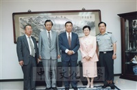 1999年6月10日教育部軍訓室教官蒞臨本校參訪並由本校軍訓室主任舒定宇陪同拜會董事長張鏡湖、校長林彩梅的圖片