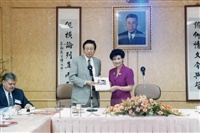 1999年6月22日美國加州洛杉磯郡蒙特利公園市前市長陳李琬若一行人蒞臨本校參訪並拜會董事長張鏡湖、校長林彩梅的圖片