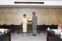 1999年6月23日本校八十七學年度第三次校務會議上董事長張鏡湖轉頒僑務委員會致贈辦理海外青年技術訓練班功宏僑教獎牌，由校長林彩梅受領的圖片