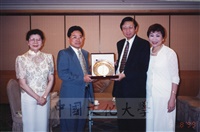 1999年8月5日董事長張鏡湖、校長林彩梅設宴恭賀周仲島教授榮任國立台灣大學大氣系系主任的圖片